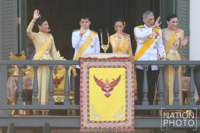 "ทรงพระเจริญ" กึกก้อง! "ในหลวง ราชินี" เสด็จฯออกสีหบัญชร