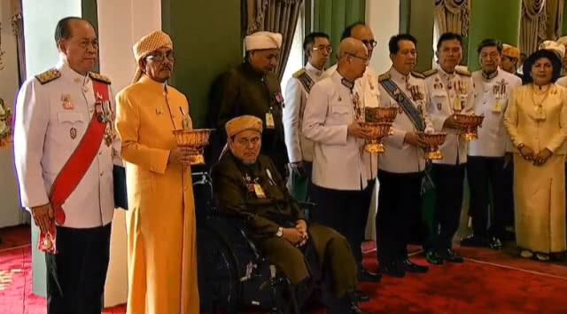 "พระเจ้าอยู่หัว-พระราชินี" เสด็จออกสีหบัญชร