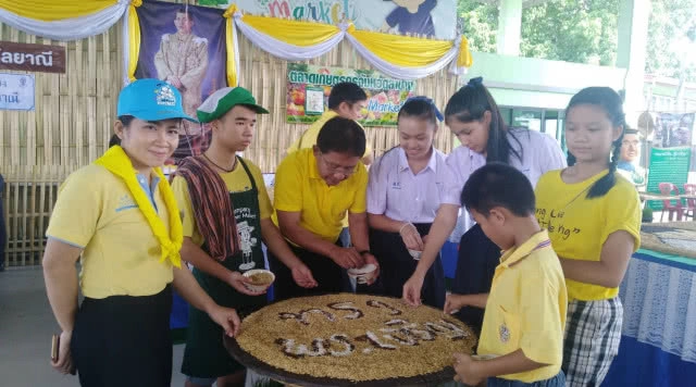 เรียงเมล็ดข้าวเป็นพระบรมรูปฉายาลักษณ์  ร.10