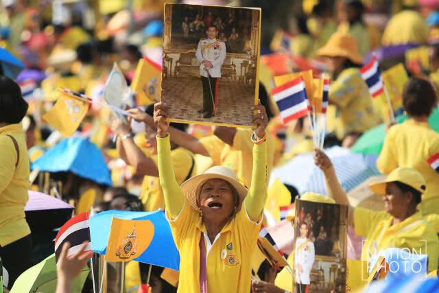 "ทรงพระเจริญ" กึกก้อง! "ในหลวง ราชินี" เสด็จฯออกสีหบัญชร