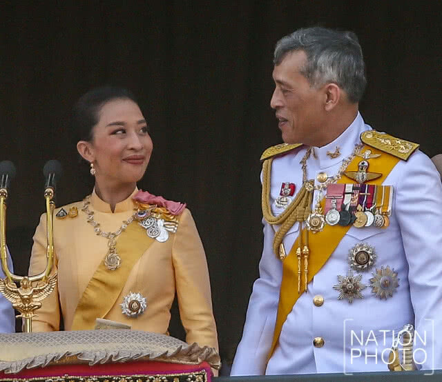 "ทรงพระเจริญ" กึกก้อง! "ในหลวง ราชินี" เสด็จฯออกสีหบัญชร