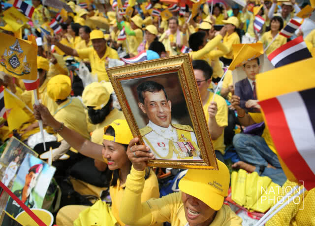 พสกนิกร เฝ้ารอ เสด็จออก ณ สีหบัญชร พระที่นั่งสุทไธสวรรย์ปราสาท
