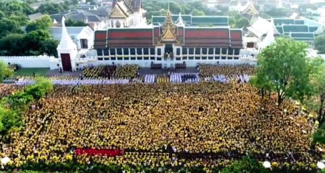 "พระเจ้าอยู่หัว-พระราชินี" เสด็จออกสีหบัญชร
