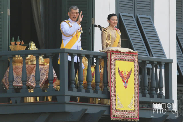 "ทรงพระเจริญ" กึกก้อง! "ในหลวง ราชินี" เสด็จฯออกสีหบัญชร