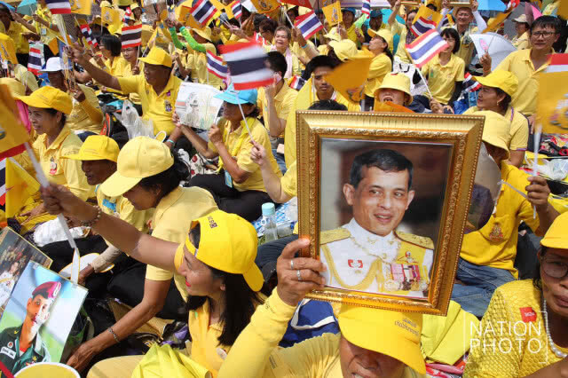พสกนิกร เฝ้ารอ เสด็จออก ณ สีหบัญชร พระที่นั่งสุทไธสวรรย์ปราสาท
