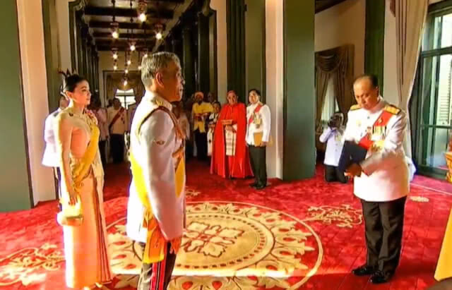 "พระเจ้าอยู่หัว-พระราชินี" เสด็จออกสีหบัญชร