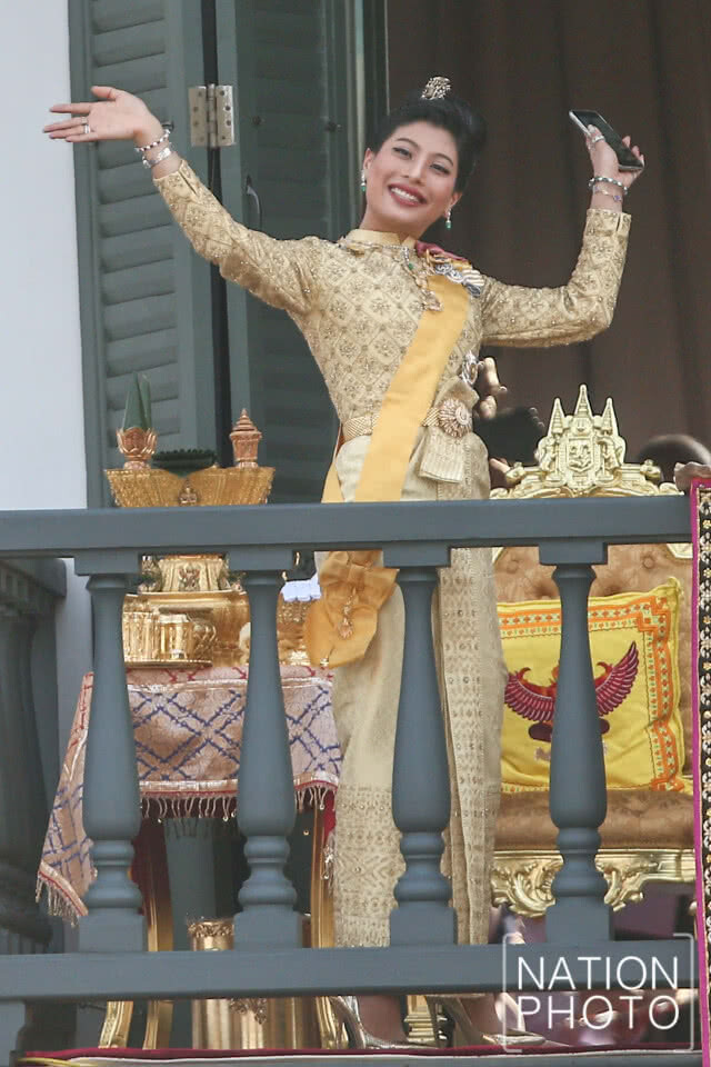 "ทรงพระเจริญ" กึกก้อง! "ในหลวง ราชินี" เสด็จฯออกสีหบัญชร