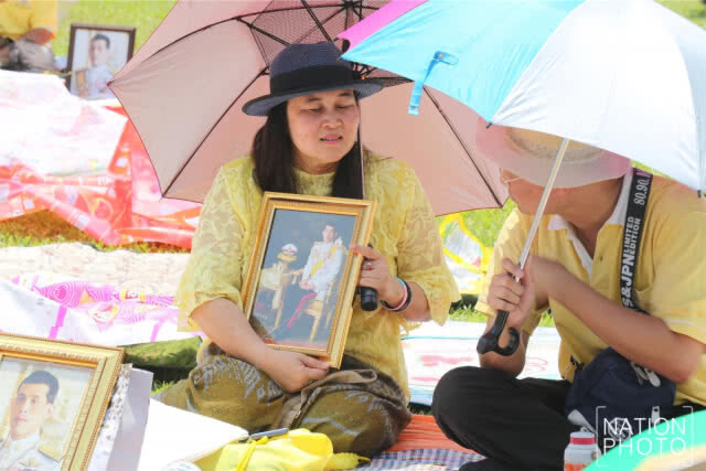 เจ้าหน้าที่ ประดับ ครุฑพ่าห์ ณ สีหบัญชร พระที่นั่งสุทไธสวรรย์ปราสาท