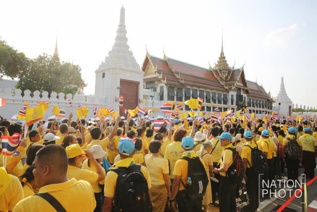 "ทรงพระเจริญ" กึกก้อง! "ในหลวง ราชินี" เสด็จฯออกสีหบัญชร