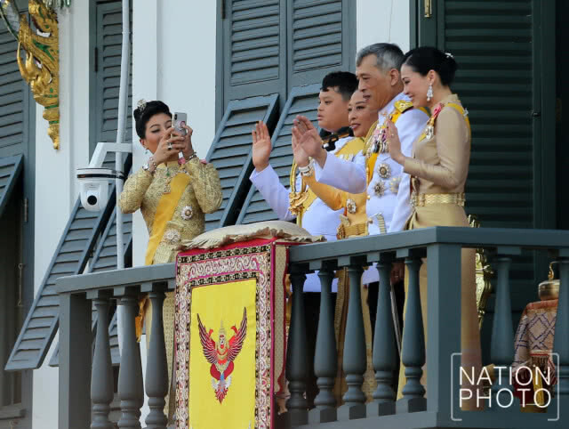 "ทรงพระเจริญ" กึกก้อง! "ในหลวง ราชินี" เสด็จฯออกสีหบัญชร