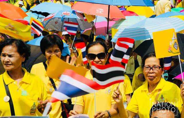 พสกนิกร เฝ้ารอ เสด็จออก ณ สีหบัญชร พระที่นั่งสุทไธสวรรย์ปราสาท