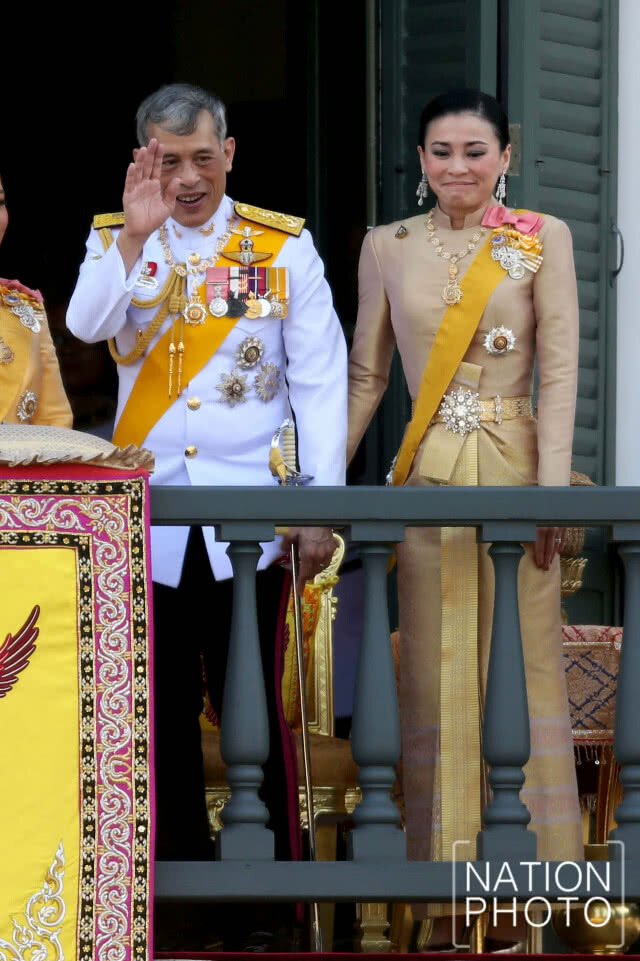 "ทรงพระเจริญ" กึกก้อง! "ในหลวง ราชินี" เสด็จฯออกสีหบัญชร