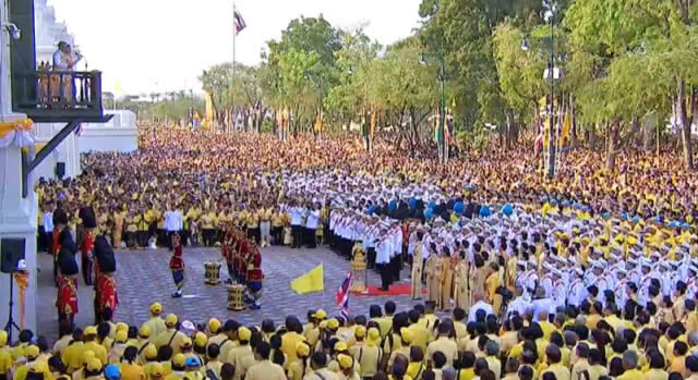 "พระเจ้าอยู่หัว-พระราชินี" เสด็จออกสีหบัญชร