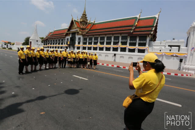 เจ้าหน้าที่ ประดับ ครุฑพ่าห์ ณ สีหบัญชร พระที่นั่งสุทไธสวรรย์ปราสาท