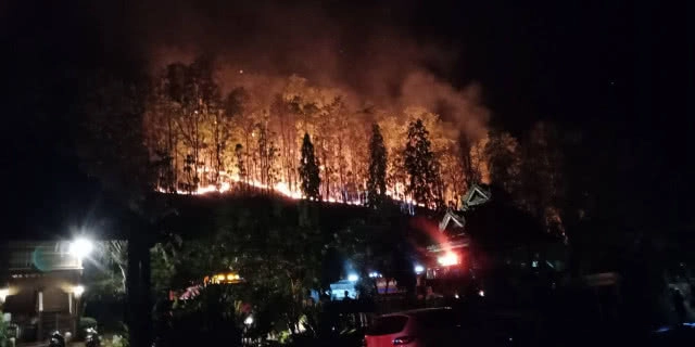 ไฟป่าลามหวิดไหม้ศาลเจ้าแม่กวนอิมชื่อดัง