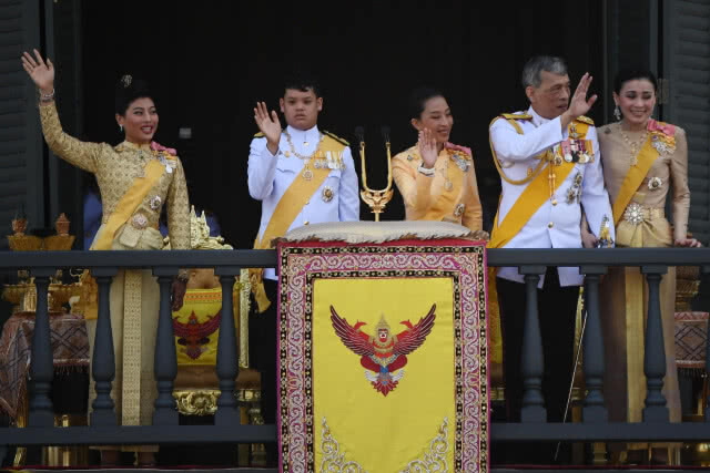 "พระเจ้าอยู่หัว-พระราชินี" เสด็จออกสีหบัญชร