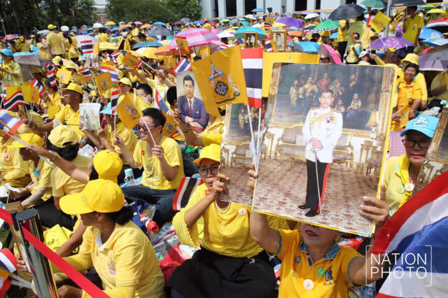 พสกนิกร เฝ้ารอ เสด็จออก ณ สีหบัญชร พระที่นั่งสุทไธสวรรย์ปราสาท