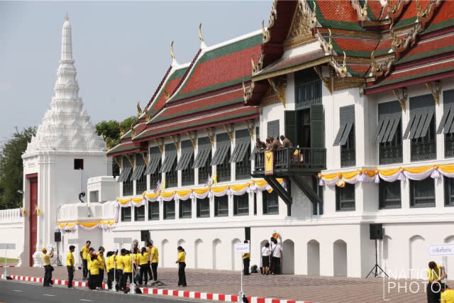 เจ้าหน้าที่ ประดับ ครุฑพ่าห์ ณ สีหบัญชร พระที่นั่งสุทไธสวรรย์ปราสาท