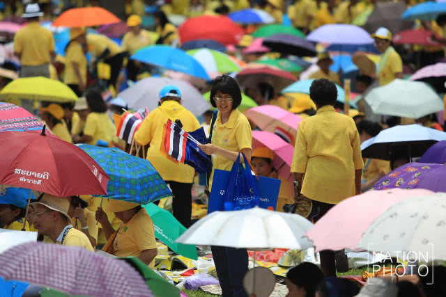 เจ้าหน้าที่ ประดับ ครุฑพ่าห์ ณ สีหบัญชร พระที่นั่งสุทไธสวรรย์ปราสาท