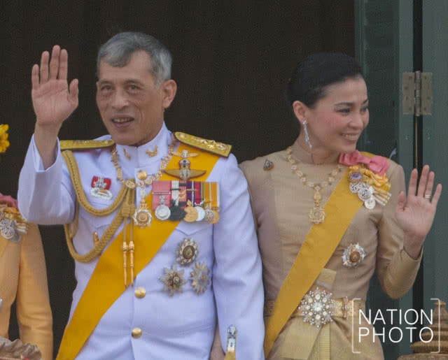 "ทรงพระเจริญ" กึกก้อง! "ในหลวง ราชินี" เสด็จฯออกสีหบัญชร