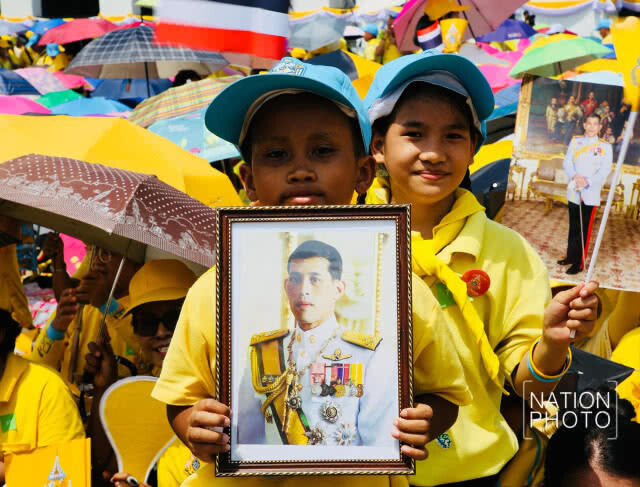 พสกนิกร เฝ้ารอ เสด็จออก ณ สีหบัญชร พระที่นั่งสุทไธสวรรย์ปราสาท