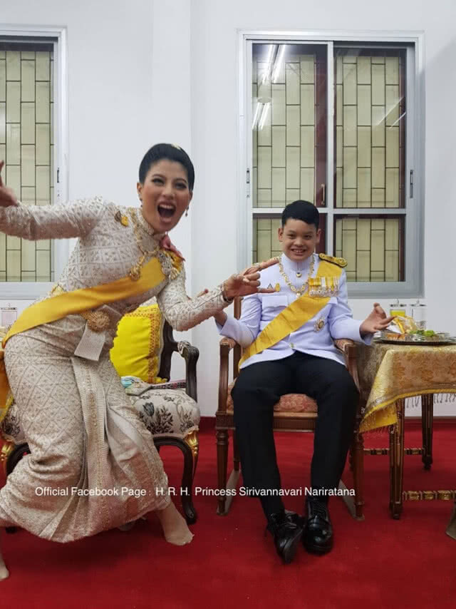 เจ้าฟ้าสิริวัณณวรีฯ ทรงโพสต์พระรูปเซลฟี่กับสมเด็จพระเทพฯ