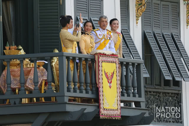 "ทรงพระเจริญ" กึกก้อง! "ในหลวง ราชินี" เสด็จฯออกสีหบัญชร