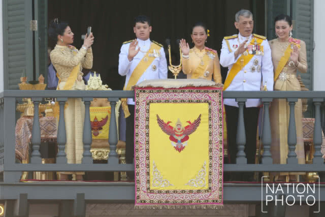 "ทรงพระเจริญ" กึกก้อง! "ในหลวง ราชินี" เสด็จฯออกสีหบัญชร