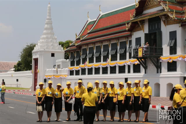 เจ้าหน้าที่ ประดับ ครุฑพ่าห์ ณ สีหบัญชร พระที่นั่งสุทไธสวรรย์ปราสาท