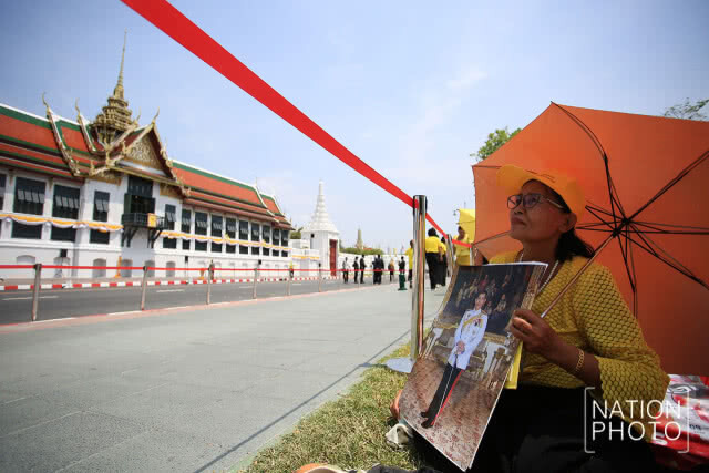 เจ้าหน้าที่ ประดับ ครุฑพ่าห์ ณ สีหบัญชร พระที่นั่งสุทไธสวรรย์ปราสาท