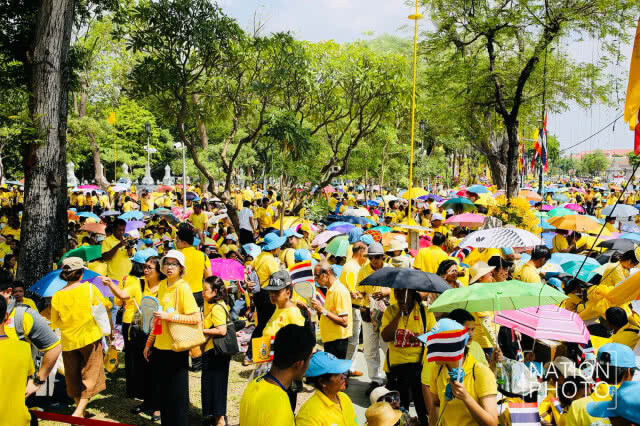 พสกนิกร เฝ้ารอ เสด็จออก ณ สีหบัญชร พระที่นั่งสุทไธสวรรย์ปราสาท