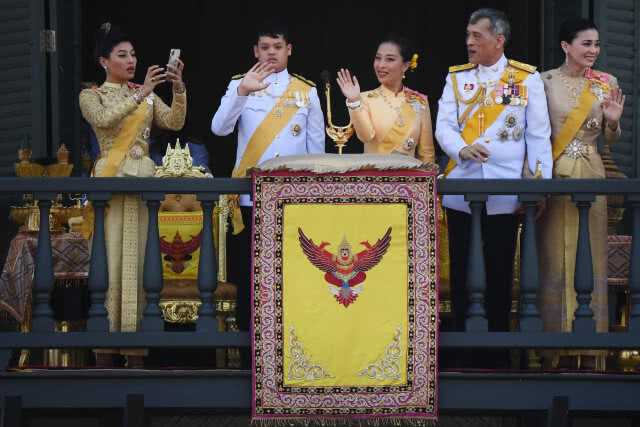 "พระเจ้าอยู่หัว-พระราชินี" เสด็จออกสีหบัญชร