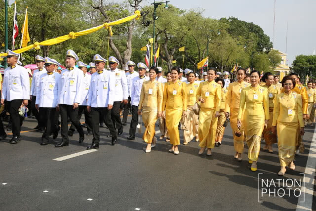 "ทรงพระเจริญ" กึกก้อง! "ในหลวง ราชินี" เสด็จฯออกสีหบัญชร