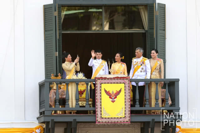 "ทรงพระเจริญ" กึกก้อง! "ในหลวง ราชินี" เสด็จฯออกสีหบัญชร