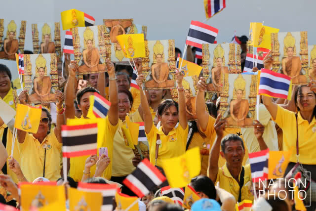 "ทรงพระเจริญ" กึกก้อง! "ในหลวง ราชินี" เสด็จฯออกสีหบัญชร