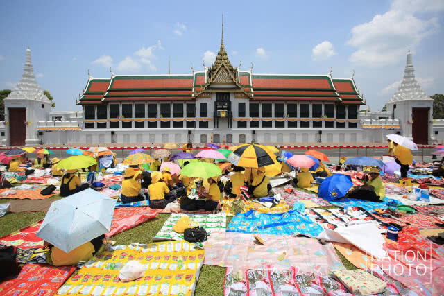 เจ้าหน้าที่ ประดับ ครุฑพ่าห์ ณ สีหบัญชร พระที่นั่งสุทไธสวรรย์ปราสาท