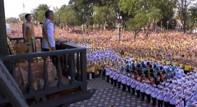 "พระเจ้าอยู่หัว-พระราชินี" เสด็จออกสีหบัญชร
