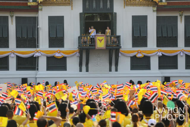 "ทรงพระเจริญ" กึกก้อง! "ในหลวง ราชินี" เสด็จฯออกสีหบัญชร
