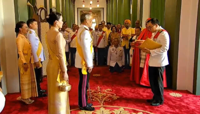 "พระเจ้าอยู่หัว-พระราชินี" เสด็จออกสีหบัญชร