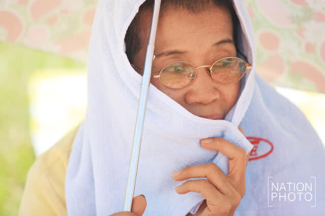 เจ้าหน้าที่ ประดับ ครุฑพ่าห์ ณ สีหบัญชร พระที่นั่งสุทไธสวรรย์ปราสาท