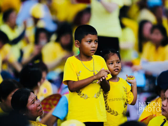พสกนิกร เฝ้ารอ เสด็จออก ณ สีหบัญชร พระที่นั่งสุทไธสวรรย์ปราสาท