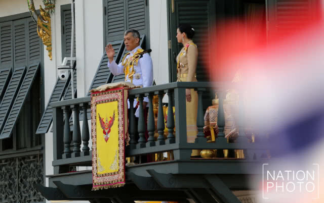 "ทรงพระเจริญ" กึกก้อง! "ในหลวง ราชินี" เสด็จฯออกสีหบัญชร