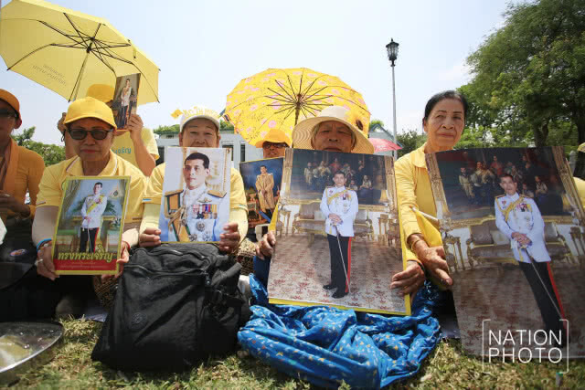 เจ้าหน้าที่ ประดับ ครุฑพ่าห์ ณ สีหบัญชร พระที่นั่งสุทไธสวรรย์ปราสาท