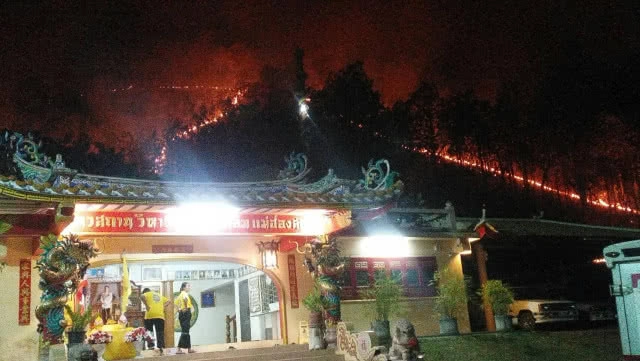 ไฟป่าลามหวิดไหม้ศาลเจ้าแม่กวนอิมชื่อดัง