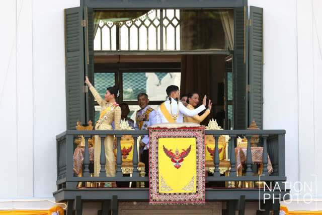 "ทรงพระเจริญ" กึกก้อง! "ในหลวง ราชินี" เสด็จฯออกสีหบัญชร