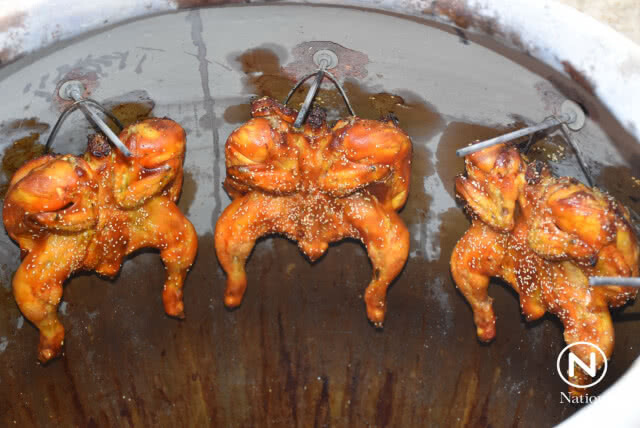 หนุ่มเมืองพิชัย เปิดสูตร "ไก่สมุนไพรอบโอ่งมังกร"