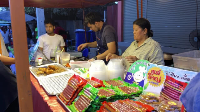 ตลาดรอมฎอนแม่สอดคึกคัก