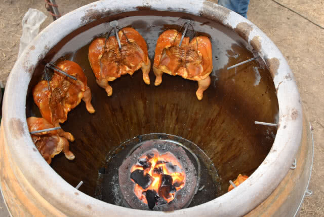 หนุ่มเมืองพิชัย เปิดสูตร! ไก่สมุนไพรอบโอ่งมังกร นุ่ม อร่อย