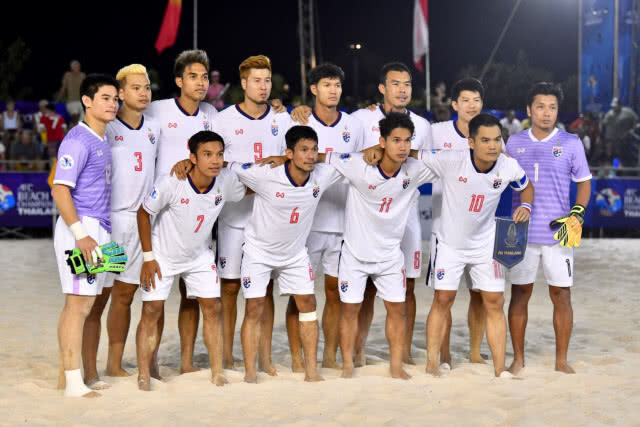 แข้งเท้าเปล่าพร้อมลุยฟุตบอลชายหาดเฉลิมพระเกียรติ ร.10