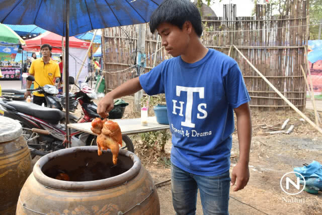 หนุ่มเมืองพิชัย เปิดสูตร "ไก่สมุนไพรอบโอ่งมังกร"